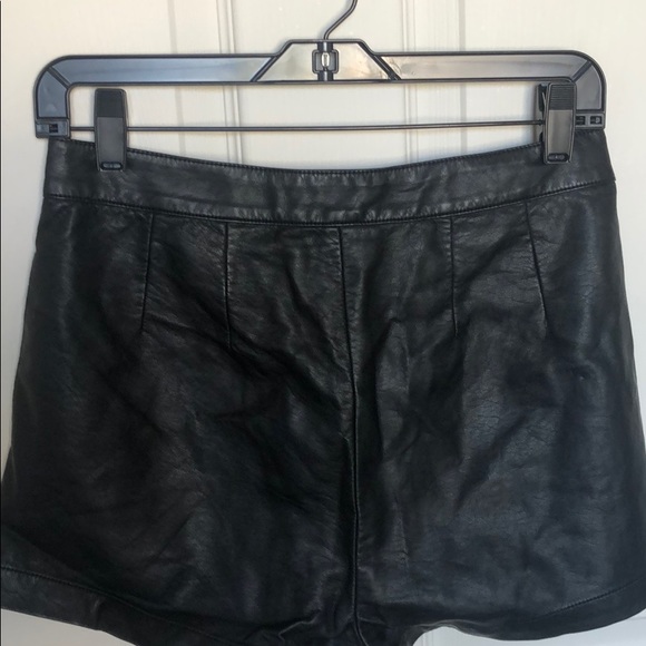 Faux leather shorts - Picture 3 of 4